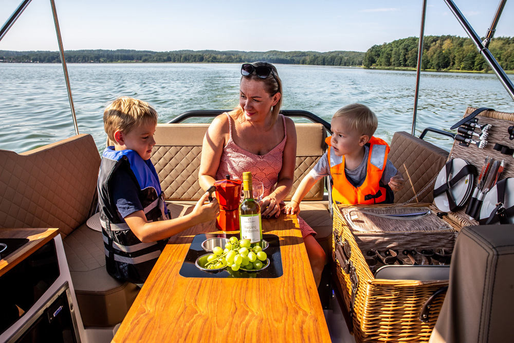 Coaster DC7 mit Familie beim Picknick