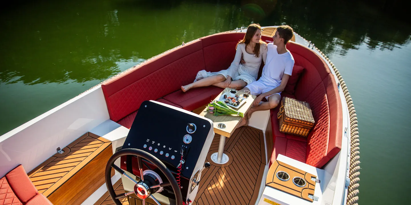Paar beim Picknick im Cockpit der Corsiva 650